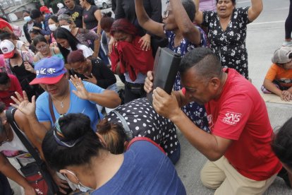 Familiares de presos oran de rodillas afuera de la 'Peni'