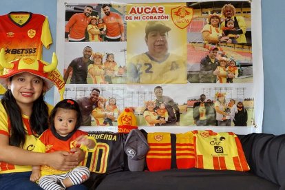 Jenny Quiroz y su hija Adelina, más hinchas de Aucas imposible.