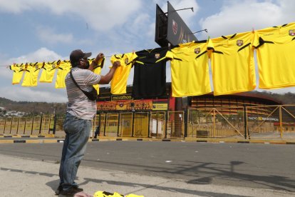 Javier Castro y sus camisetas, el vendedor estaba en pleno feriado esperando a los hinchas de Barcelona.