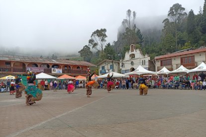 Grupos de danzas San Juanes de Cayambe también dan el colorido y el matiz festivo durante la feria de emprendedores en Salinas de Guaranda.