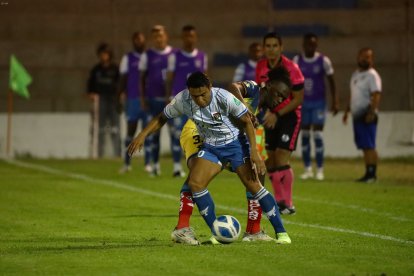 9 de Octubre (celeste) igualó sin goles ante El Nacional y con ello clasificó a la final de la Copa Ecuador.