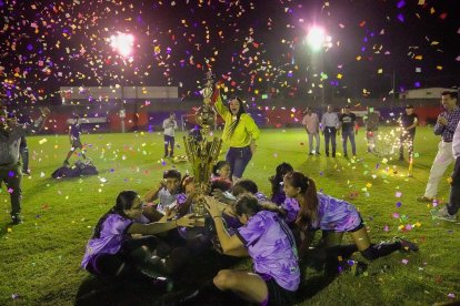 Las chicas de Fienco Sport celebraron luego de obtener el título en el estadio Pablo Sándiford de Durán.
