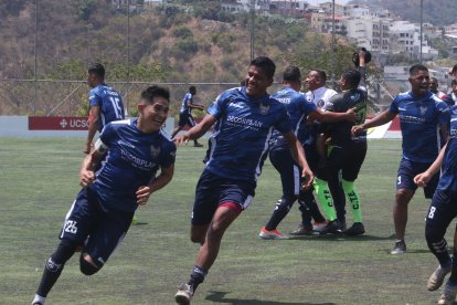 El equipo de la CTE celebró luego de vencer 1-0 a Pier Morr, en la final de la Amateur League.