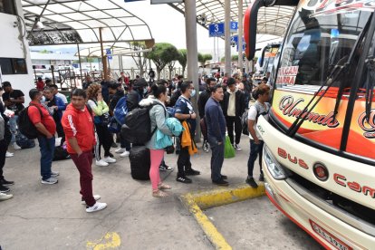 La mayoría viajó la noche del 2 de noviembre. Hay horarios especiales para quienes vayan a Esmeraldas y Guayas.