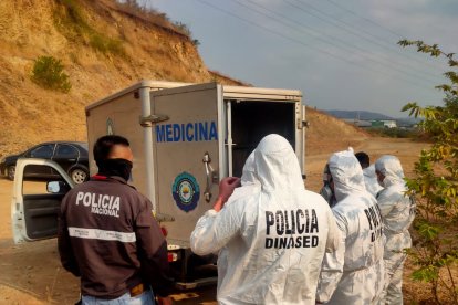 En medio de la vegetación del recinto Los Ciruelos fueron descubiertos los cuerpos.