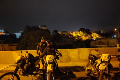 Un hombre se salvó de ser asesinado. Los sicarios al huir dispararon vehículo policial y chocaron con un camión.