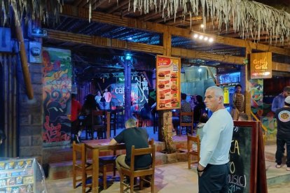 Unos locales de diversión nocturna en Montañita lucían vacíos.