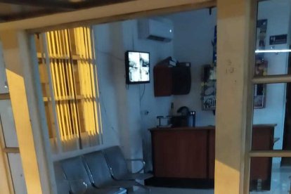 Dos puertas de ingreso a la dependencia de Distrito Policial quedaron con daños.