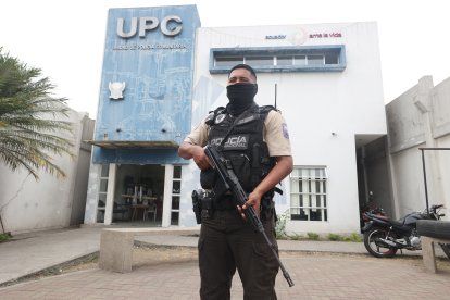 Los uniformados están siendo dotados con armas largas.