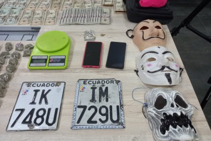 Mientras esto ocurría, en otro sector del mismo distrito dos personas denunciaban el robo de sus carros.