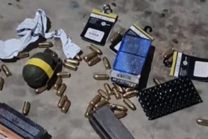 En las incursiones policiales hallaron una granada de mano y municiones.