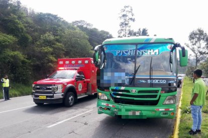 Un autobús estuvo involucrado en el choque.
