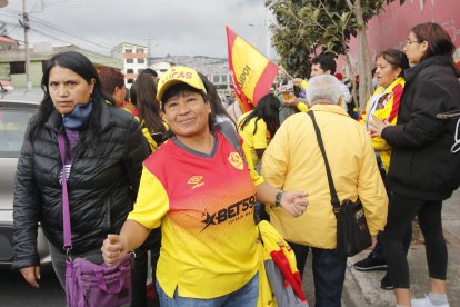 Susanita Collaguazo llega con dos horas de anticipación al estadio para dejar todo listo para alentar al Papá Aucas.