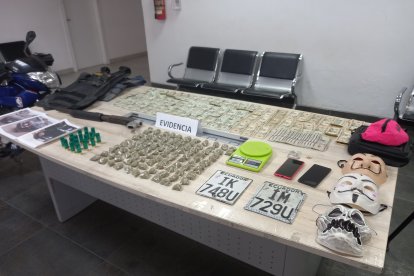 Estos son las evidencias encontradas en poder de los detenidos. Dinero, máscaras, droga y una escopeta.