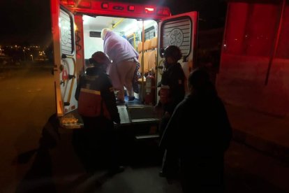 Bomberos de Tisaleo trasladaron al hombre encontrado con heridas de arma blanca.