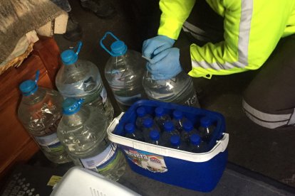 La policía ha realizado diversos operativos y decomisado litros de alcohol de dudosa procedencia.
