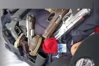 Entre las armas, también le colocaron unas granadas al muerto.