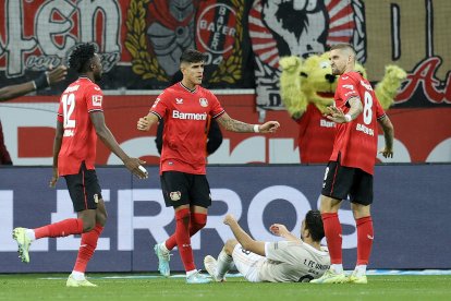 Piero Hincapié lideró la defensa en el triunfo de Bayer Leverkusen ante Unión Berlín.