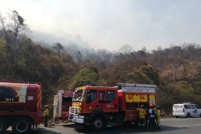 Para combatir las llamas en el Cerro Azul, unidades bomberiles permanecieron en la vía Perimetral.