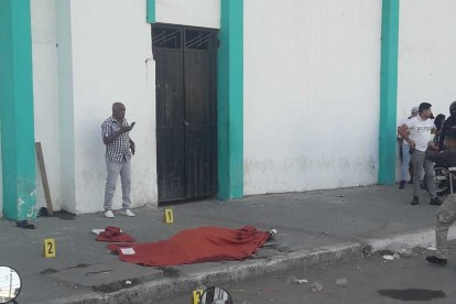 Con resignación frente al cuerpo de su hijo Arturo Manased, asesinado a bala.