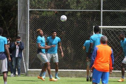 Kevin Rodríguez (i) es uno de los ‘pelados’ que acompañó a la Tri a España para el amistoso ante Irak.