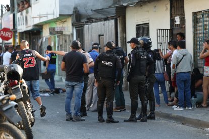 El cuerpo de Kevin Sánchez quedó sobre la vereda. Intentó escapar de sus asesinos.