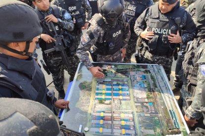 La Policía mientras planificaba el ingreso a los pabellones.