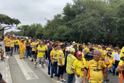 Los hinchas tuvieron que caminar más de 20 minutos para llegar al Monumental.