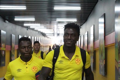 Roberto La Tuka Ordóñez, saliendo feliz del estadio Monumental.
