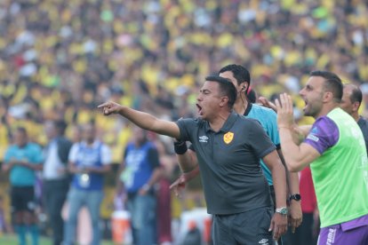 El entrenador César Farías llegó a los 21 partidos invicto dirigiendo a Aucas en la LigaPro.