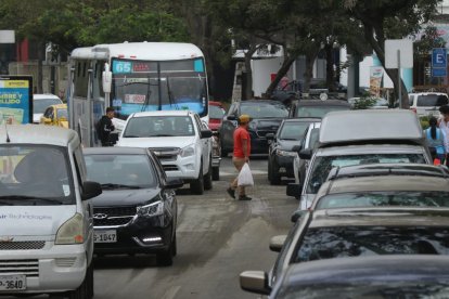 El tráfico provocó largas colas de vehículos.