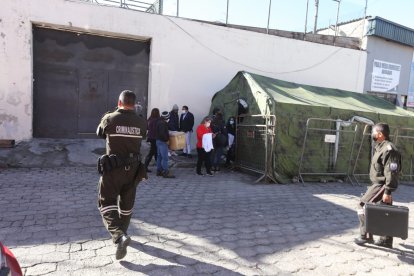 Miembros de las unidades especiales de la policía fueron al lugar a controlar la situación.