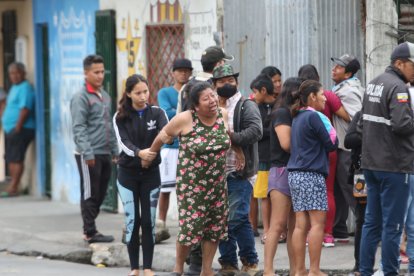 Familiares de la víctima llegaron hasta el lugar del crimen.