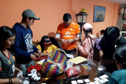 Los aficionados aprovecharon el feriado para armar fundas con picadillo, cintas de papel y globos para ser utilizados en la gran final.