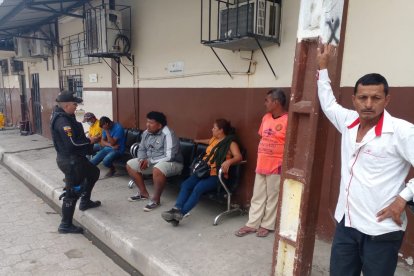 Los familiares recibieron la noticia afuera del hospital, en Salitre.