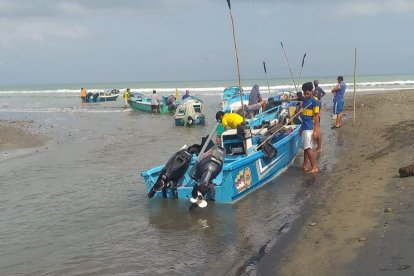 En la lancha que los rescató intentaron reanimar, pero no reaccionó.