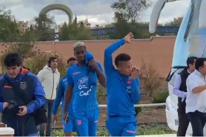 En la previa de la práctica, Byron Castillo estuvo atento a su celular.