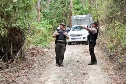 Un cuerpo en avanzado estado de descomposición fue hallado en una guardarraya junto a la vía que conecta al cantón Esmeraldas.