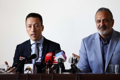 Pablo Milad (d), presidente de la Asociación Nacional de Fútbol Profesional de Chile, adelantó que seguirán con las acciones legales con el abogado Eduardo Carlezzo (i).