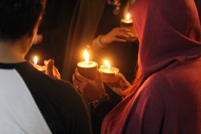 Las velas negras y naranjas simbolizan la terminación de lo negativo y el inicio de cosas buenas.