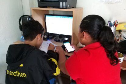 Cecilia Pincay ayuda a su hijo con las clases. “Pero no es fácil”, afirma.