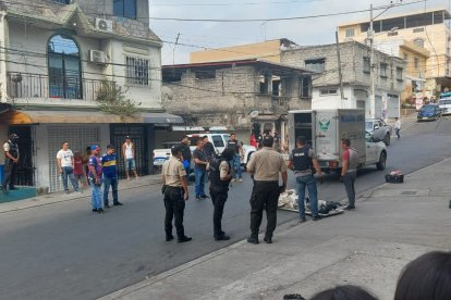 El cuerpo sería de sexo masculino, según la Policía Nacional. El jefe zonal no dio detalles sobre las sospechas entorno al hallazgo.