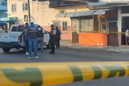 Gino Albán, de 33 años, fue baleado al pie de su vivienda en el suroeste de Guayaquil. Diez indicios fueron levantados del sitio.
