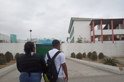 Padres retiran a hijos de una escuela réplica tras mensajes de amenazas