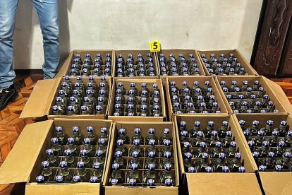 Un operativo dejó más de 400 botellas de licor falsificado.