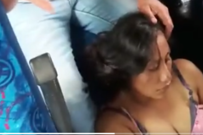 La mujer tuvo que ser asistida por el chofer y los pasajeros.