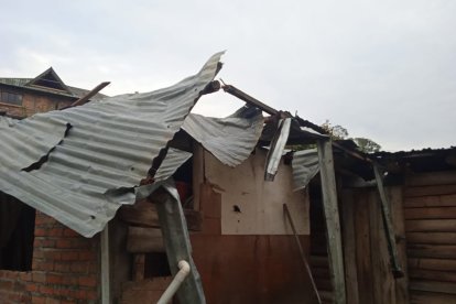Explosión de tubería a agua potable afectó una vivienda y un vehículo el norte de Cuenca