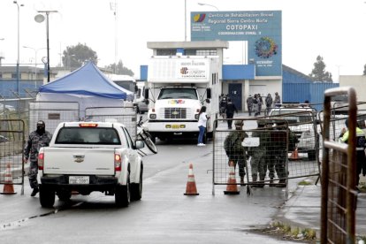 Militares realizan operativos en las afueras del recinto carcelario.