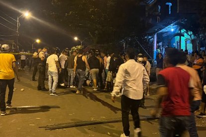 Parientes y conocidos se aglomeraron alrededor del cadáver.