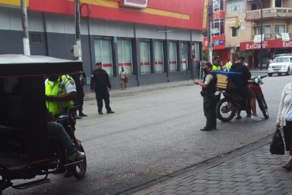 En el exterior del mercado, concurrentes presenciaron el procedimiento policial.